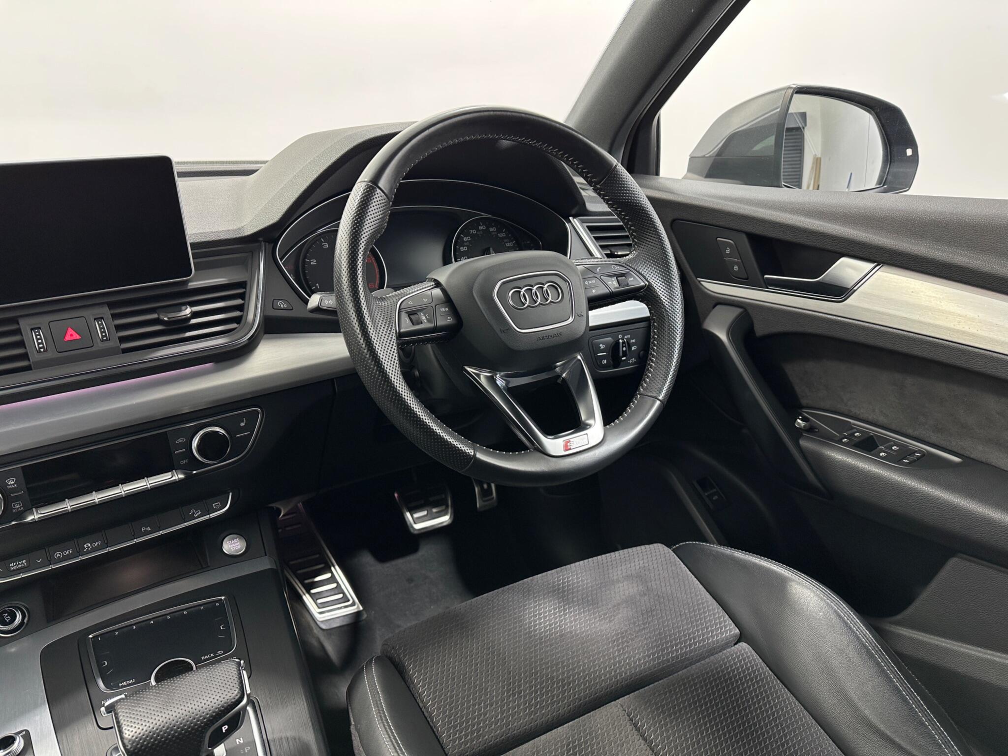 Audi Q5 view 12