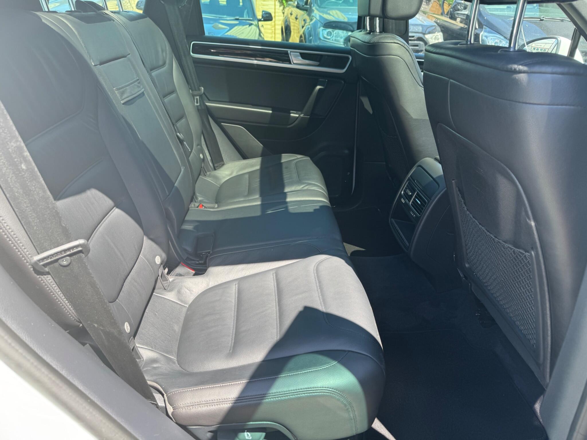 Volkswagen Touareg view 20
