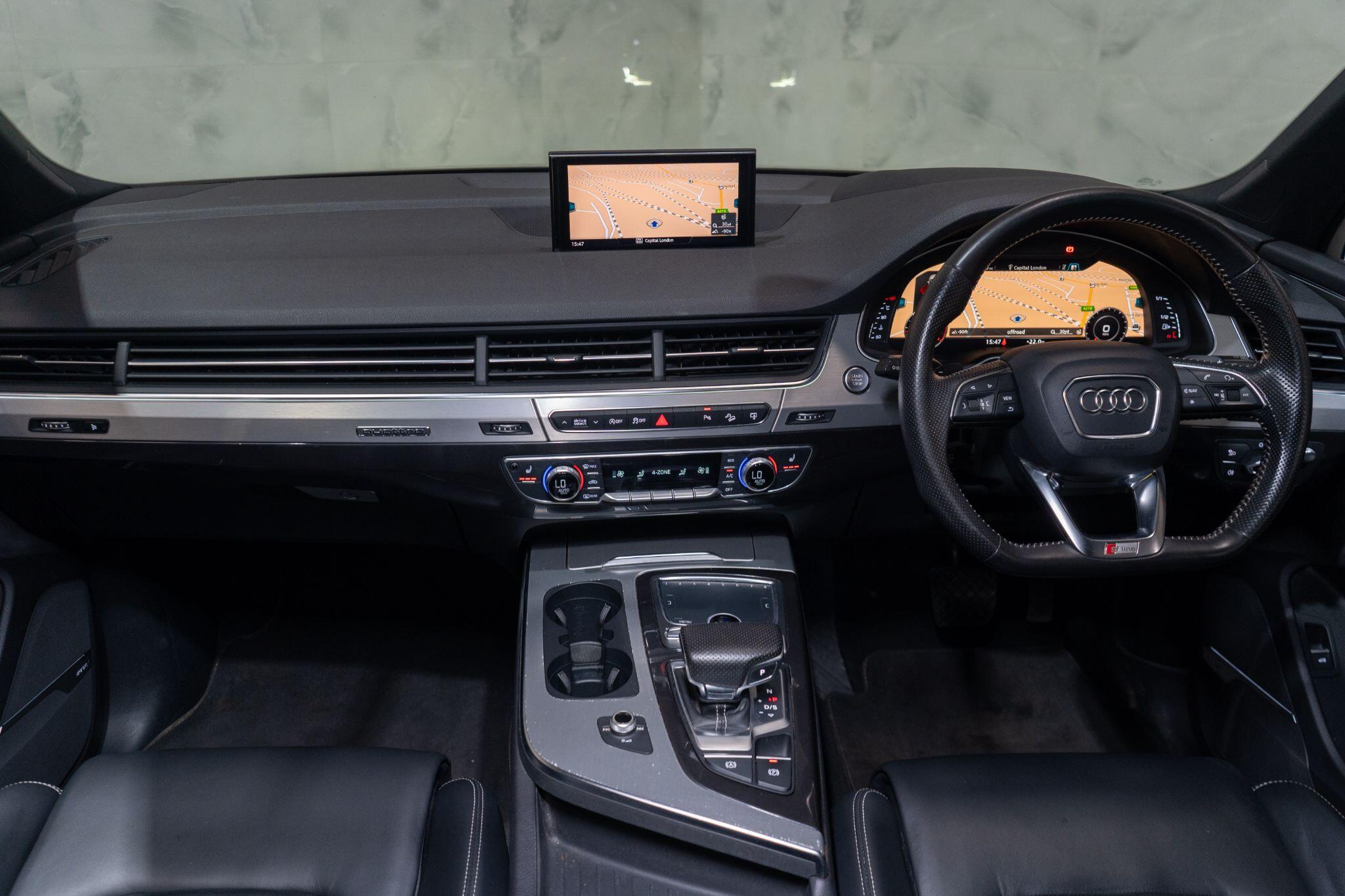 Audi Q7 view 12