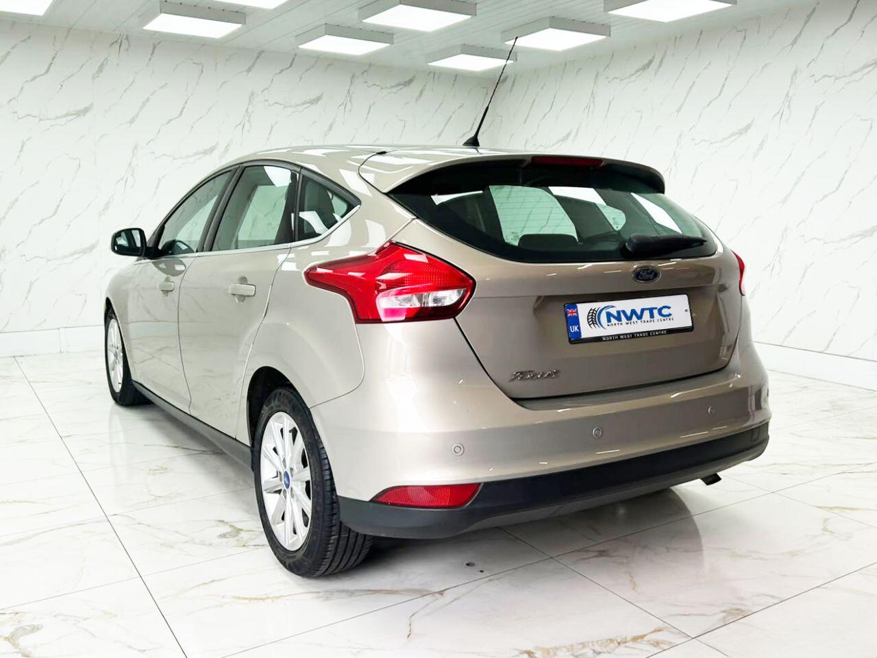 Ford Focus view 11