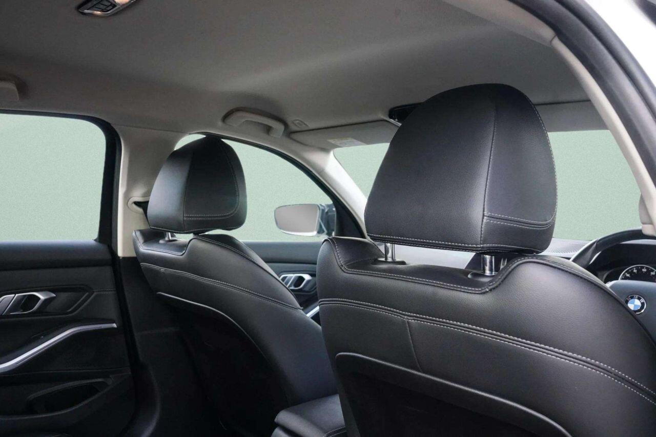 BMW 3 Series view 17