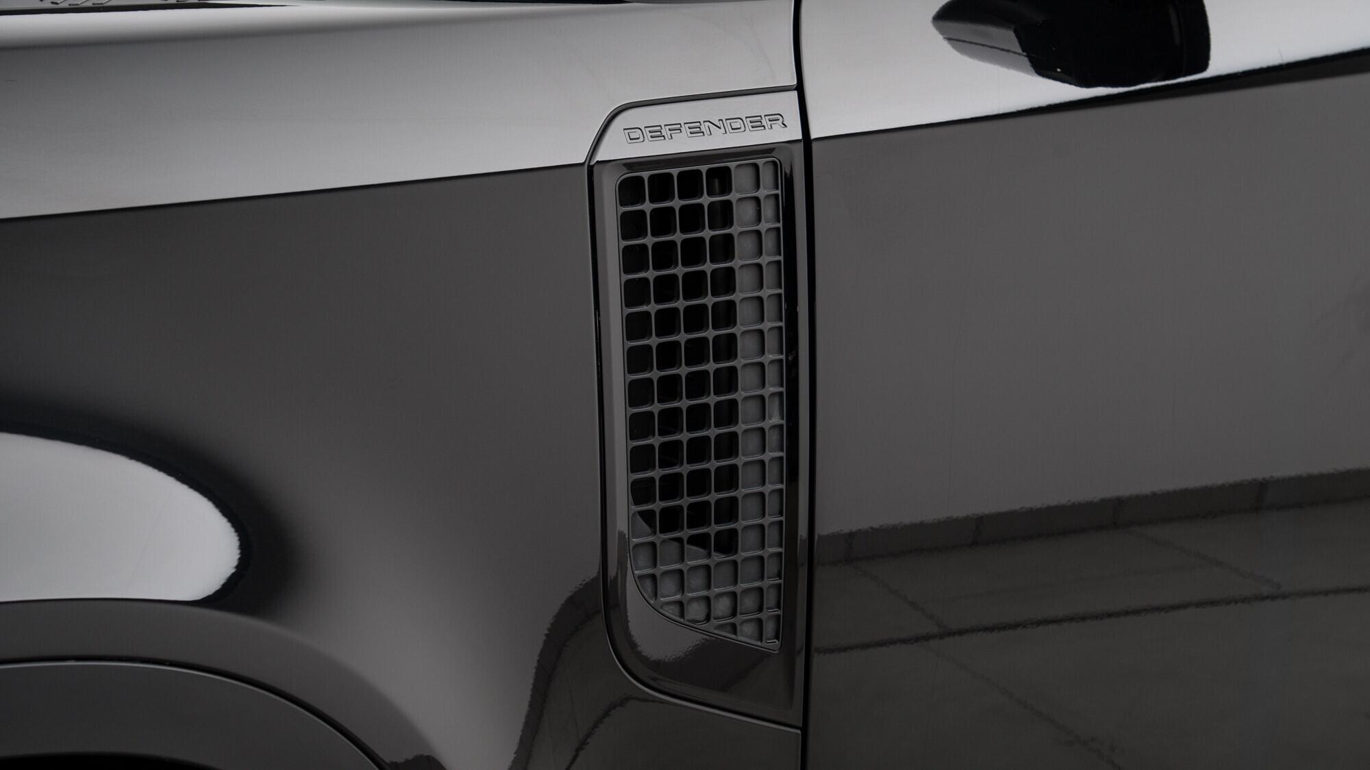 Land Rover Defender 90 view 12