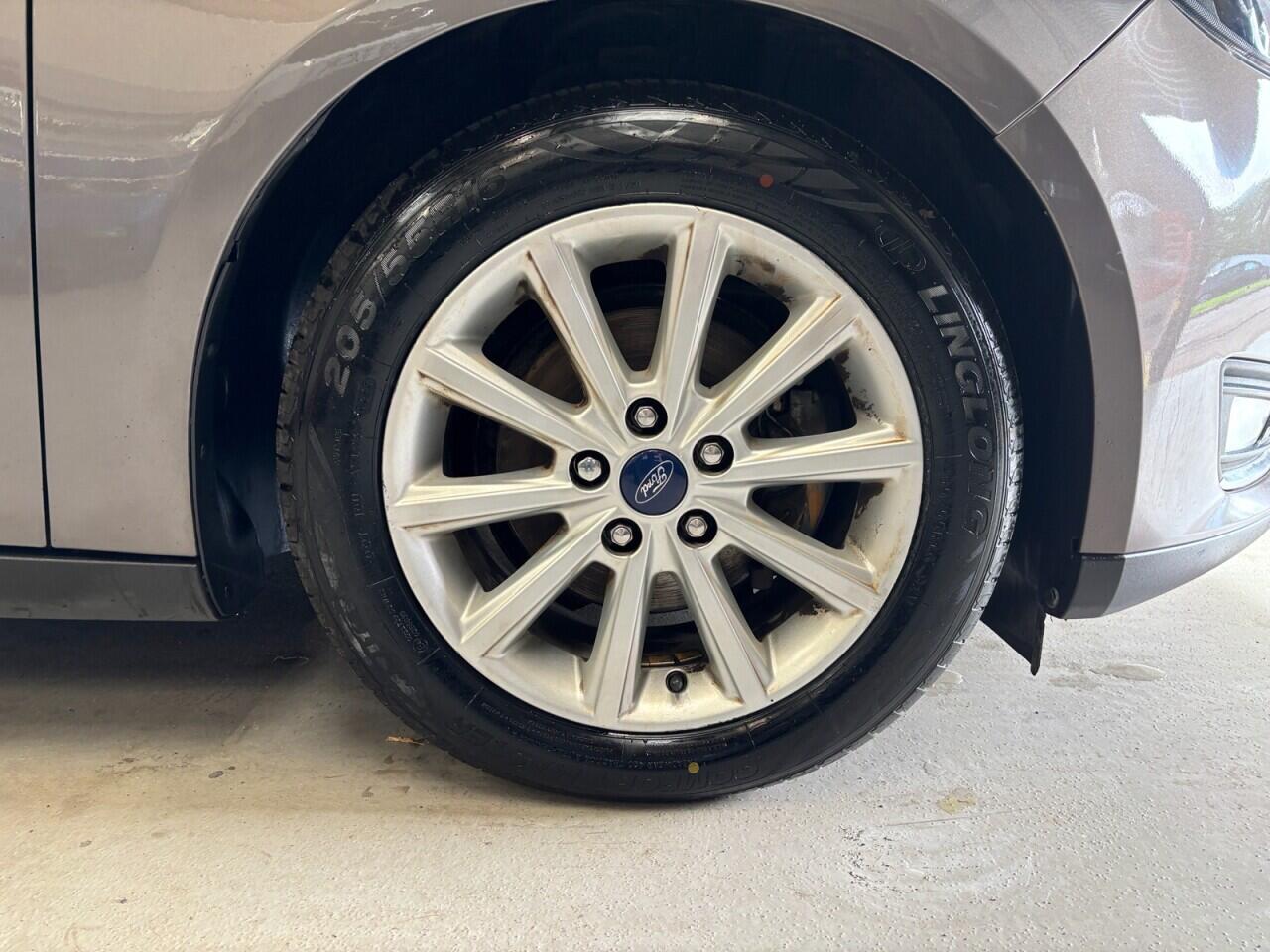 Ford Focus view 12