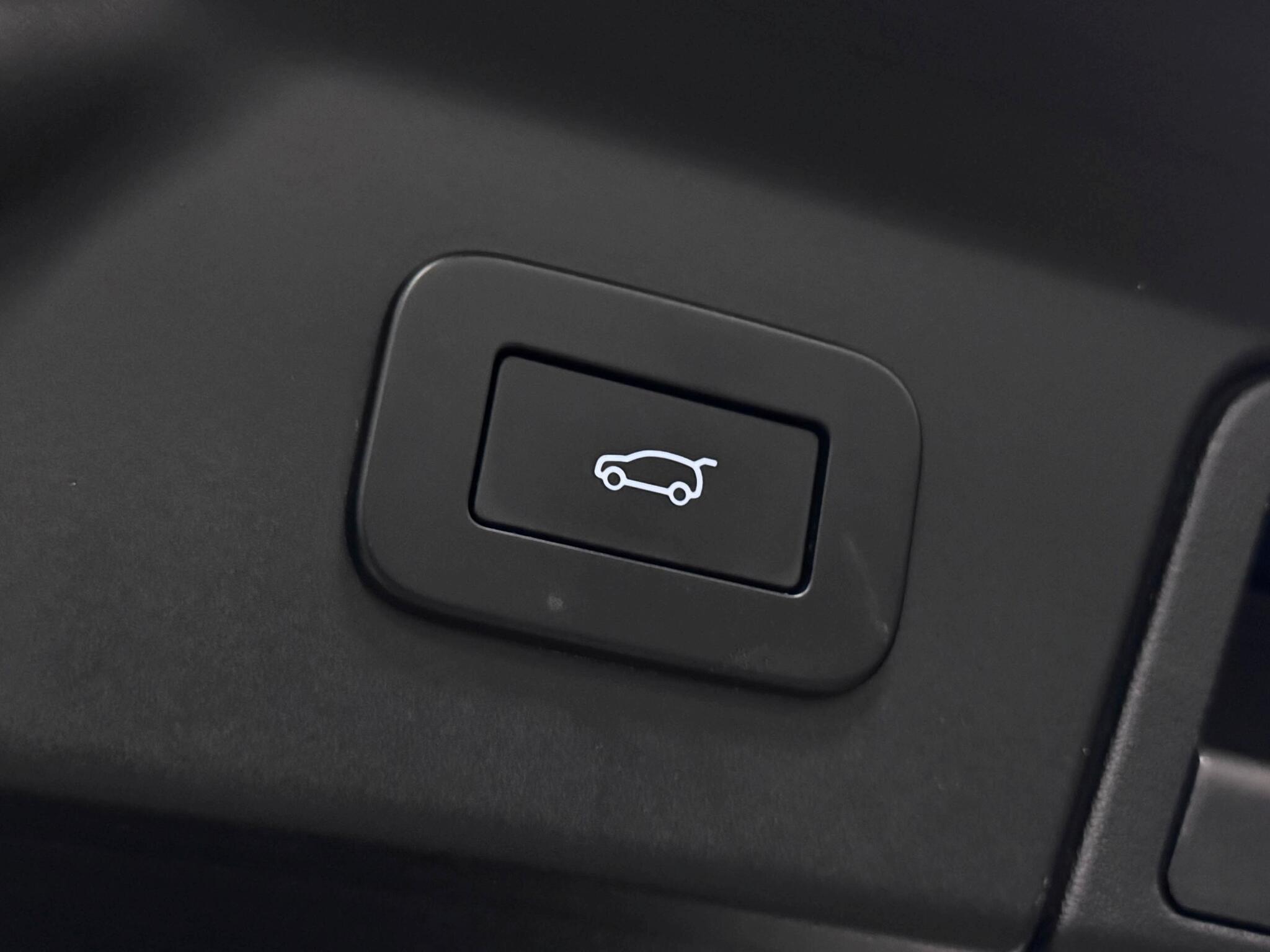 Land Rover Range Rover Velar view 8