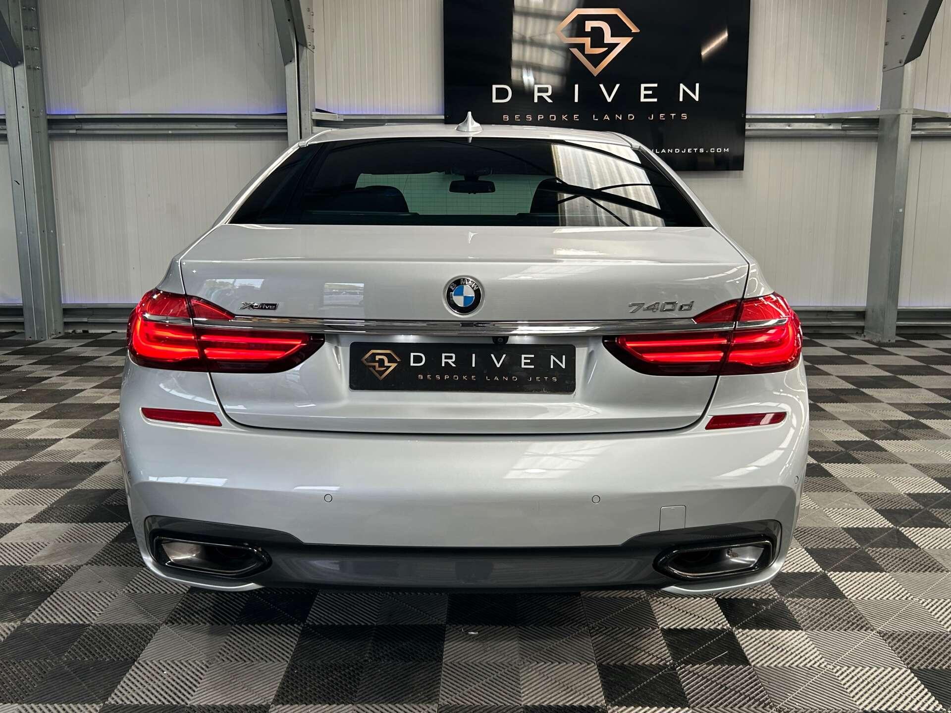 BMW 7 Series view 16