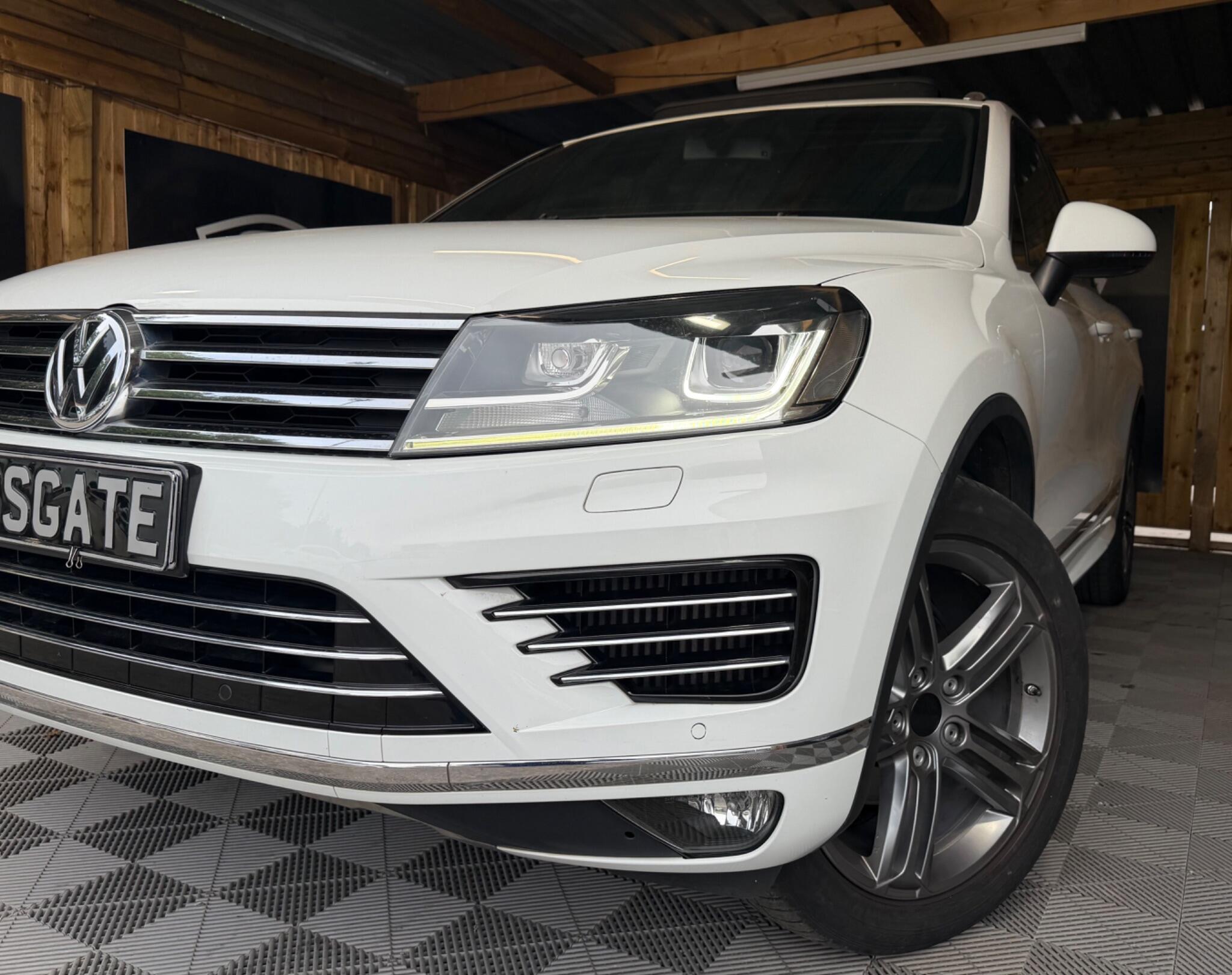 Volkswagen Touareg view 8