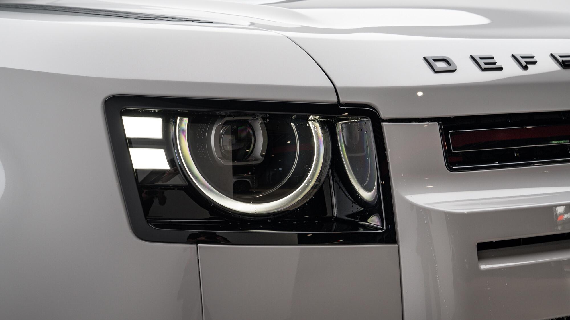 Land Rover Defender 90 view 32