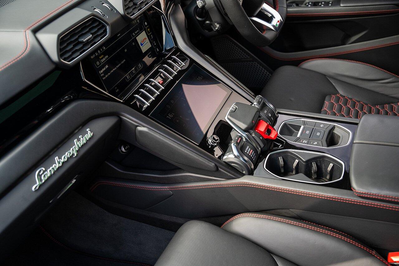 Lamborghini Urus view 71