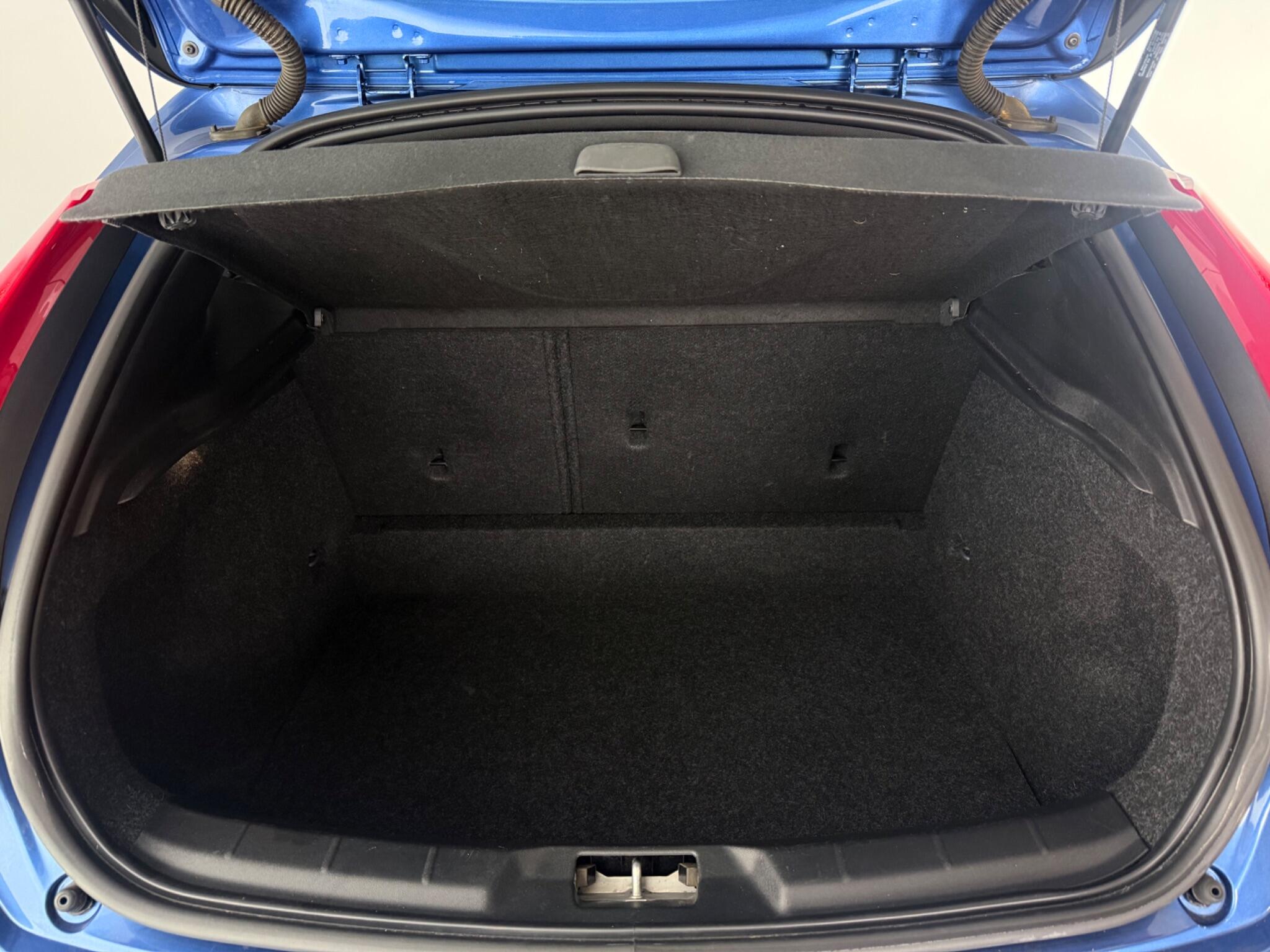 Volvo V40 view 12