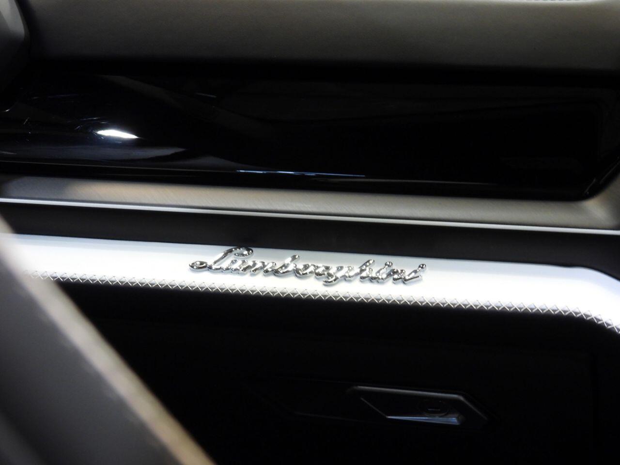 Lamborghini Urus view 55