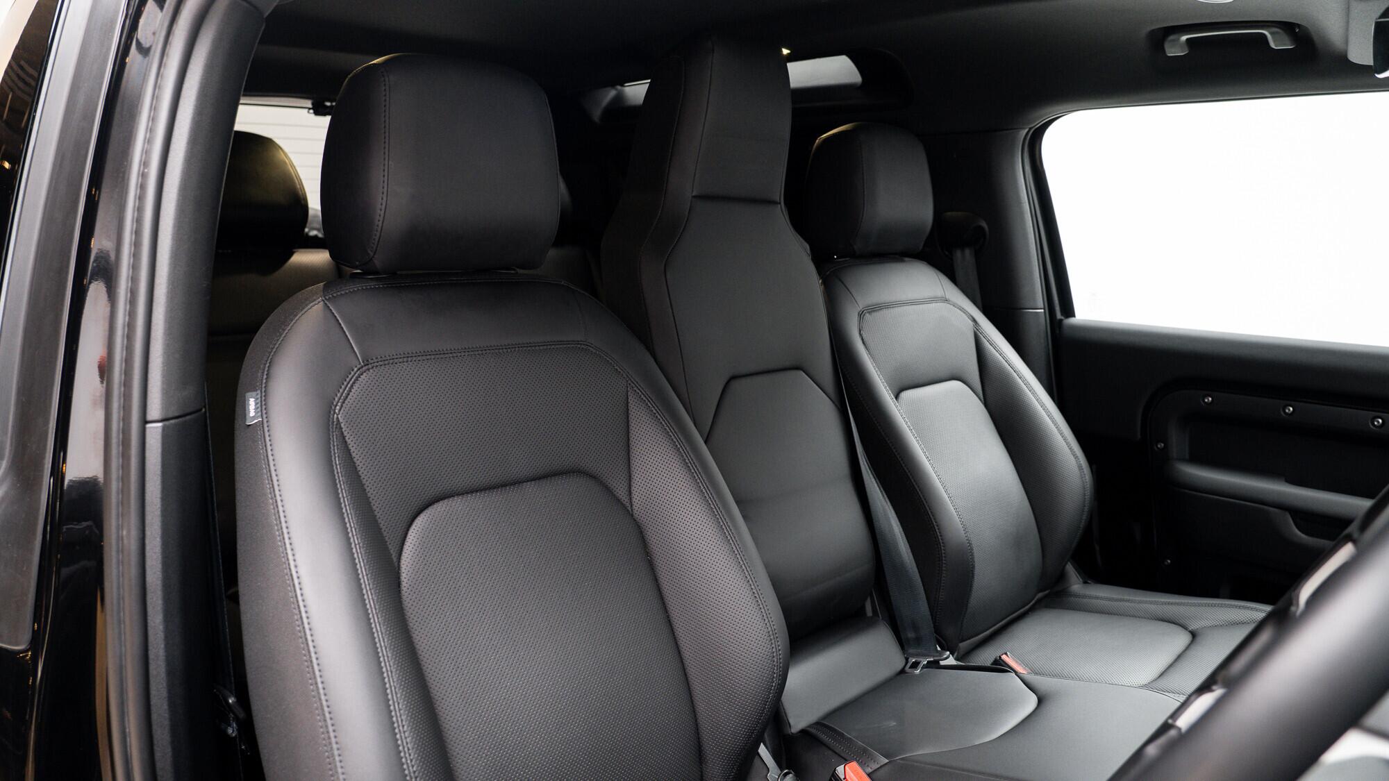 Land Rover Defender 90 view 6
