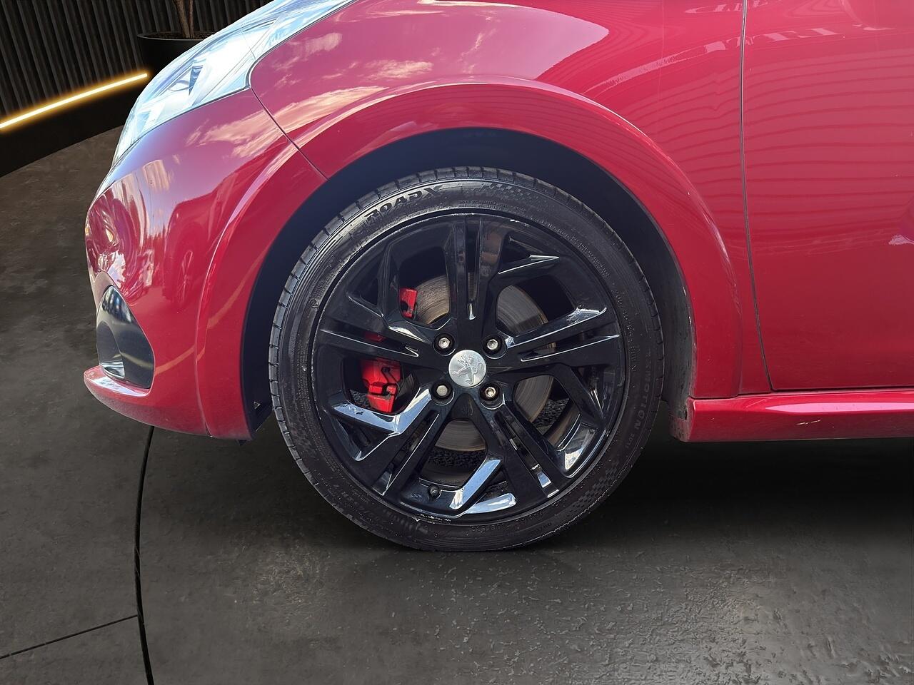 Peugeot 208 view 11