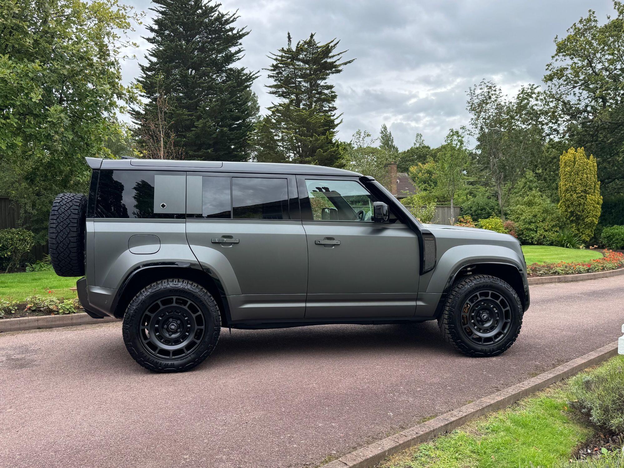 Land Rover Defender 110 view 9