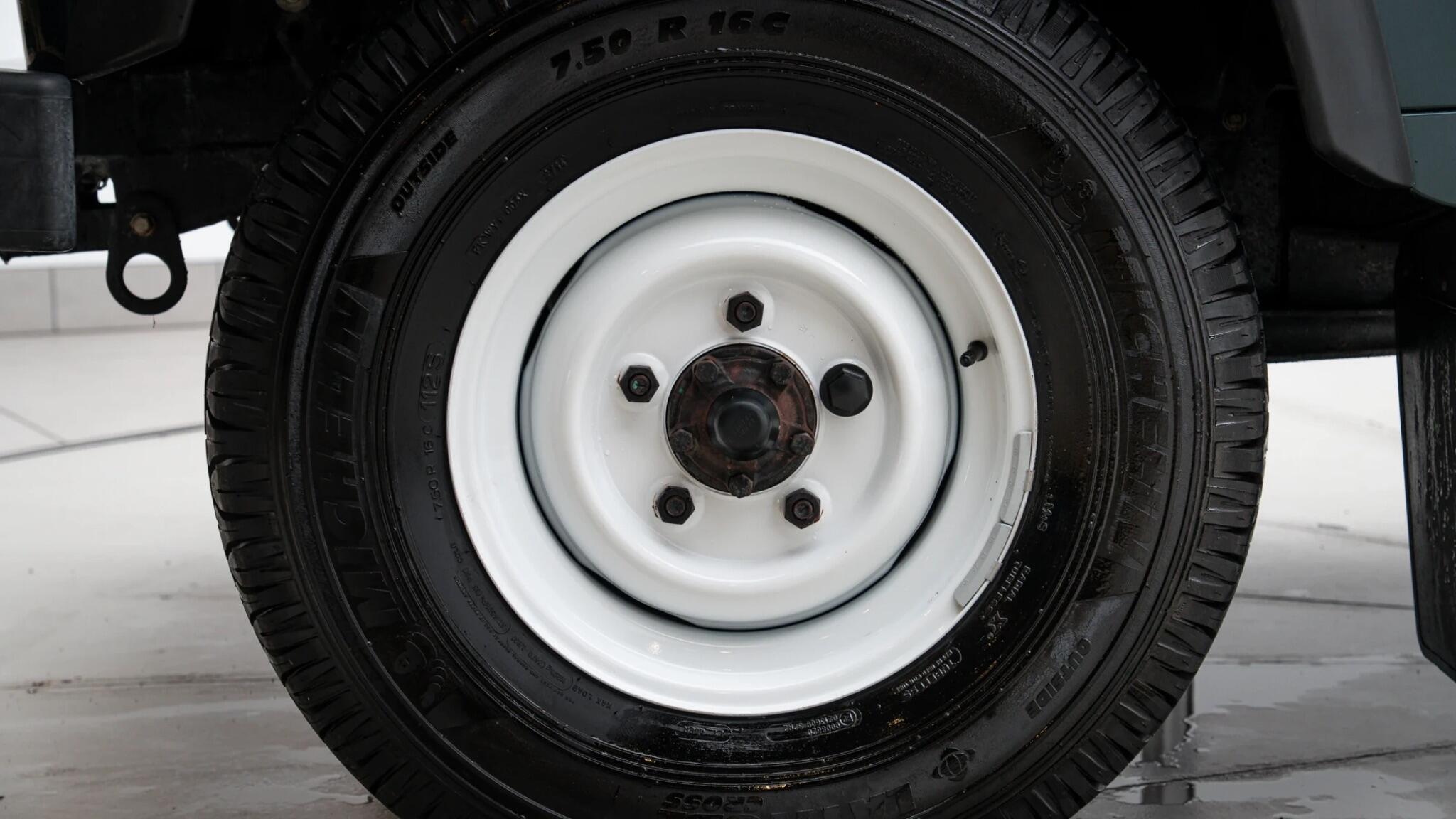 Land Rover Defender 90 view 9