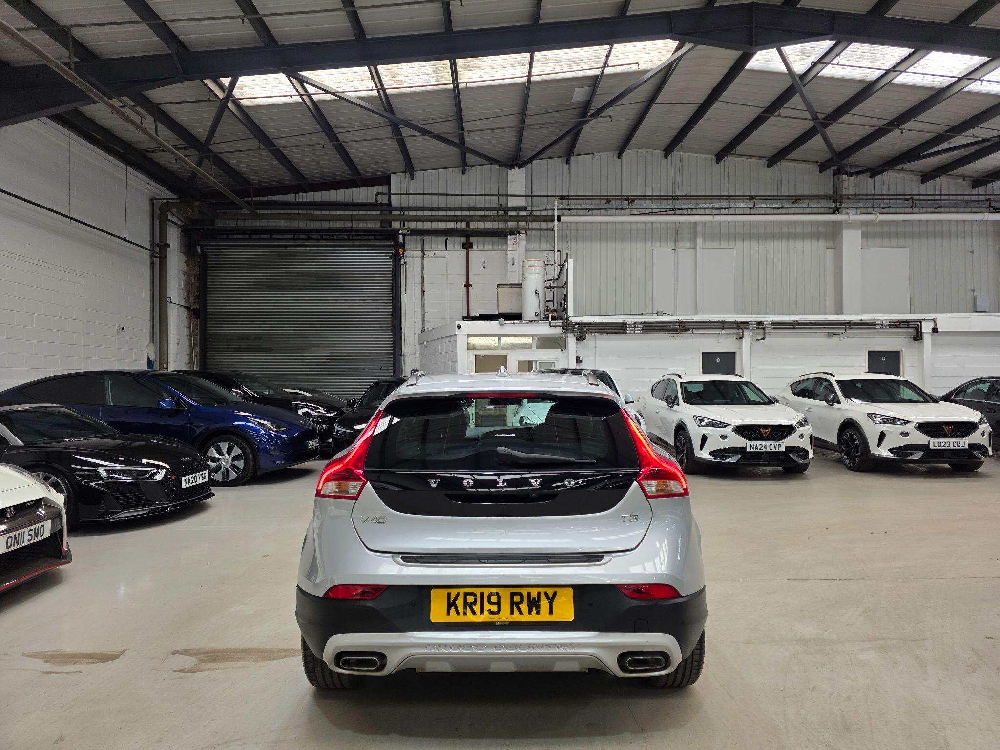 Volvo V40 Cross Country view 4