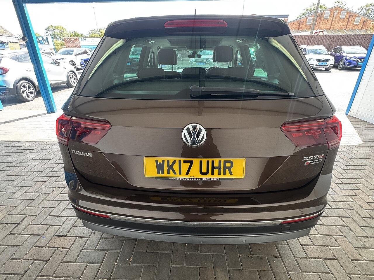 Volkswagen Tiguan view 4