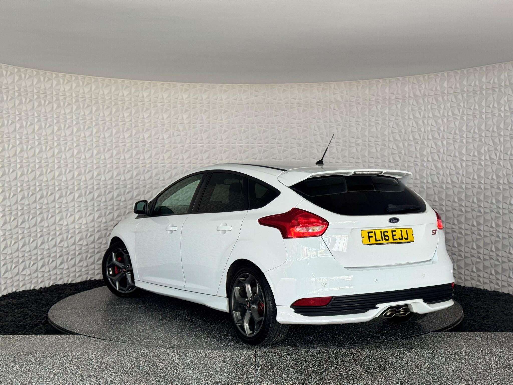Ford Focus view 3