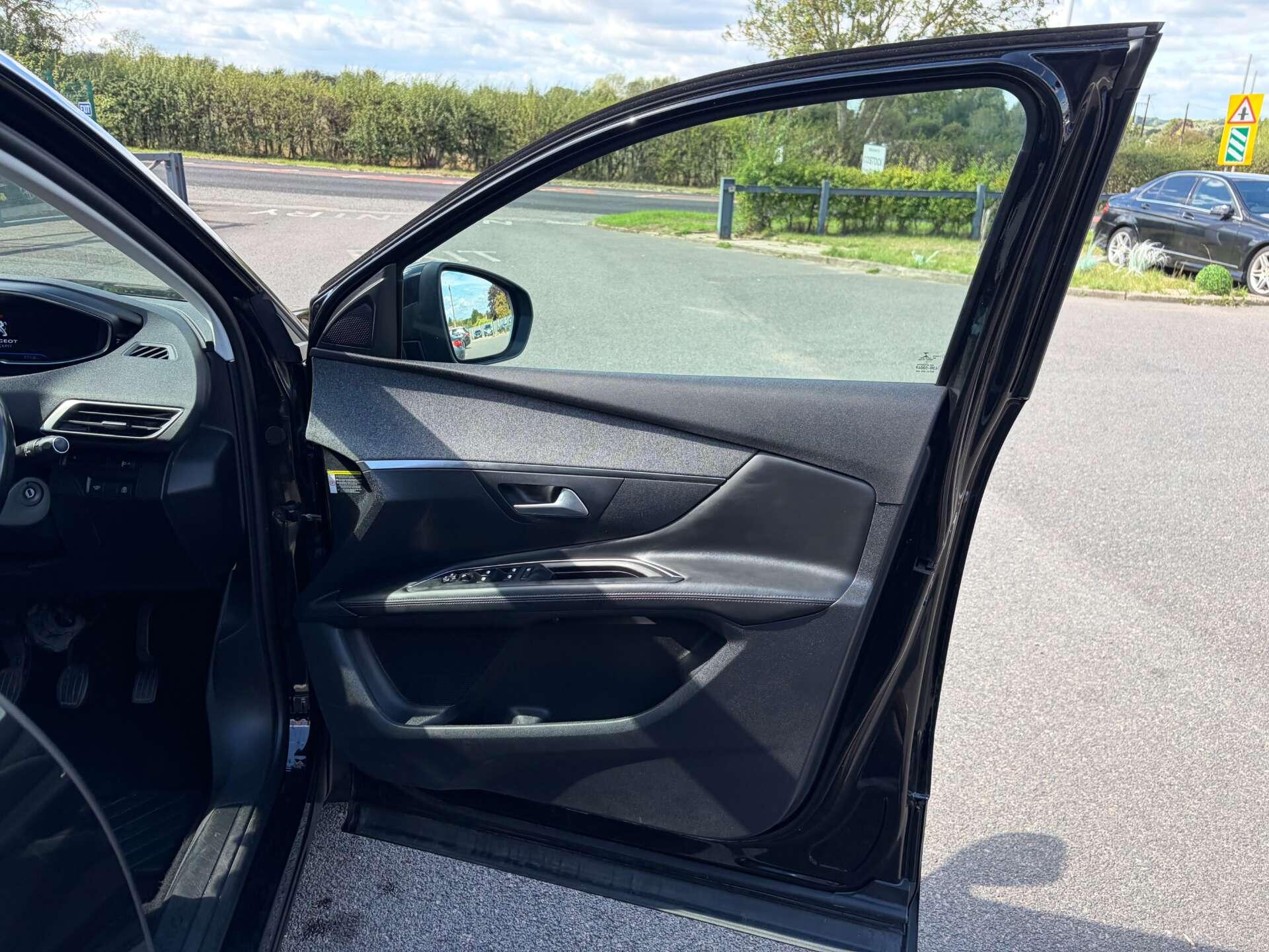 Peugeot 3008 view 34
