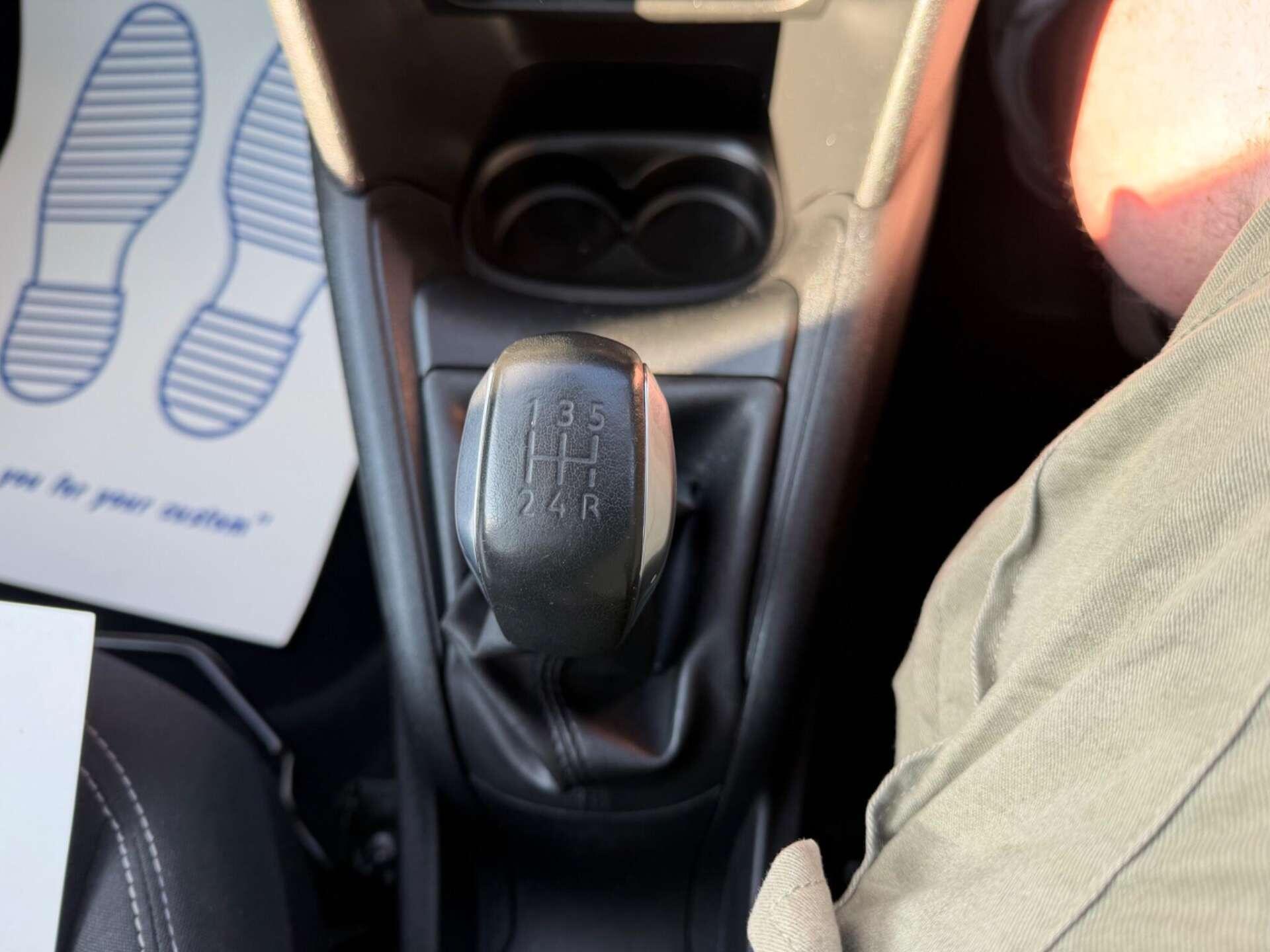 Peugeot 208 view 9