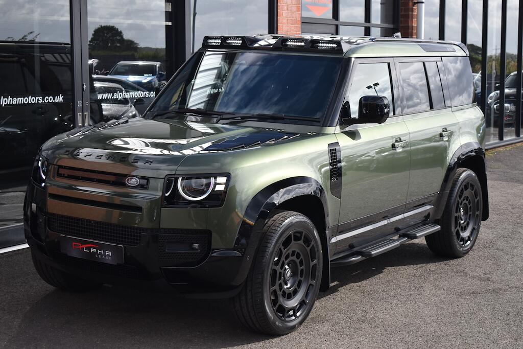 Land Rover Defender 110 view 17