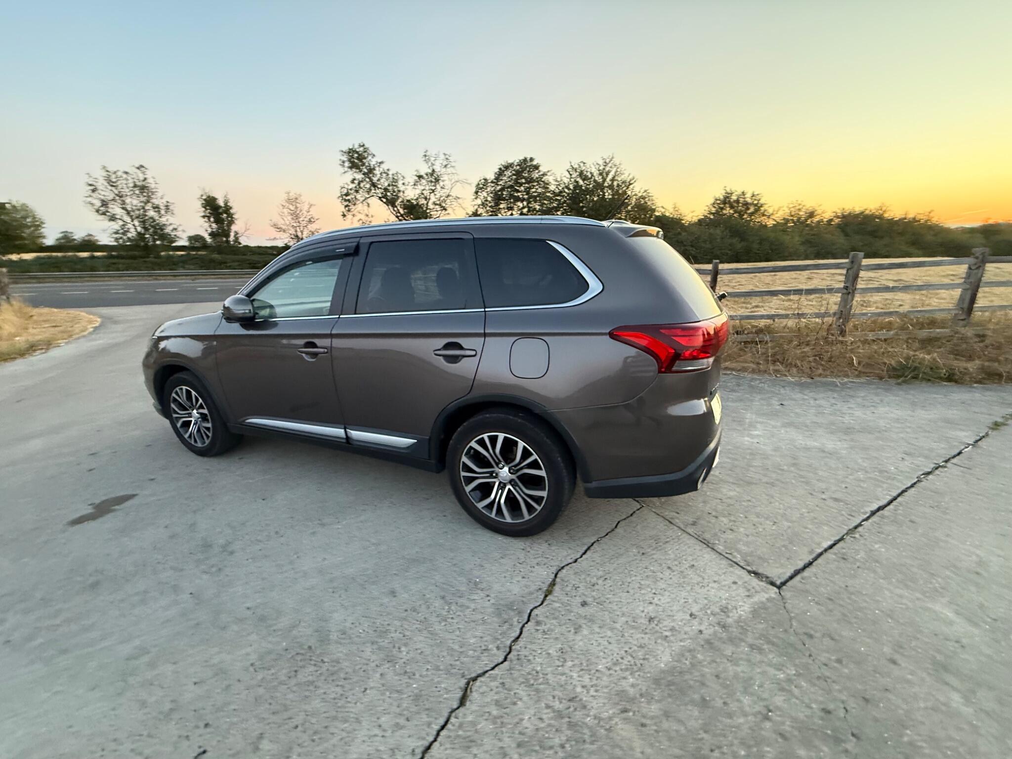 Mitsubishi Outlander 2.2 DI-D GX3 SUV 5dr Diesel Manual 4WD Euro 6 (s/s) (147 ps) — photo 4 of 90