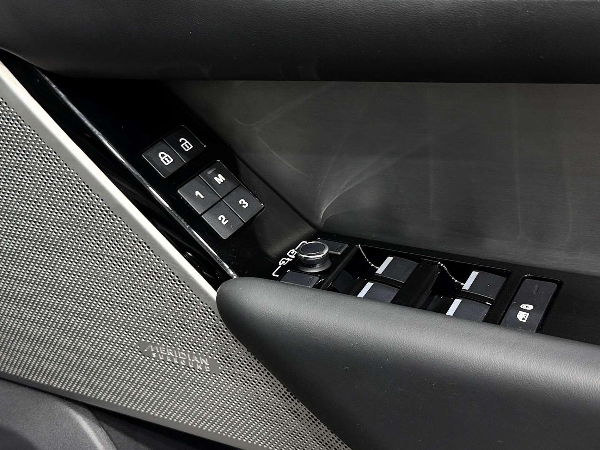 Land Rover Range Rover Velar view 37