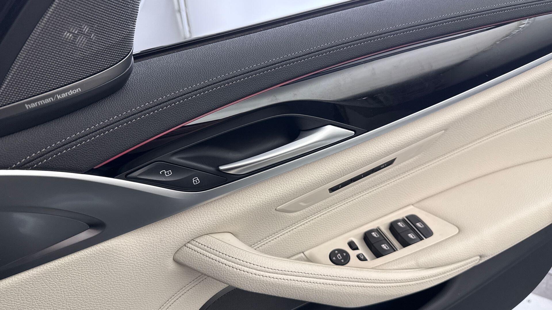 BMW 5 Series view 21