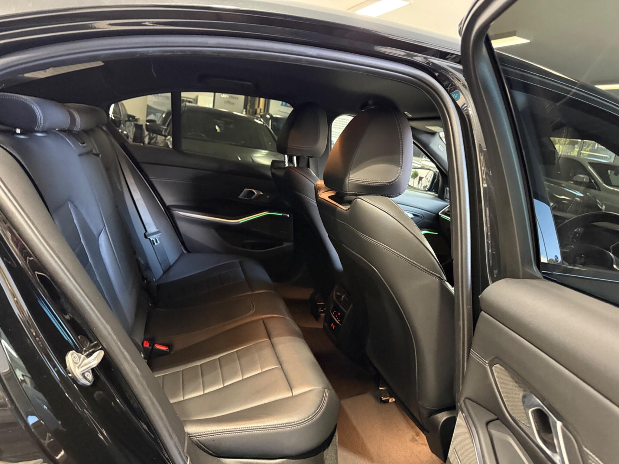 BMW 3 Series view 33