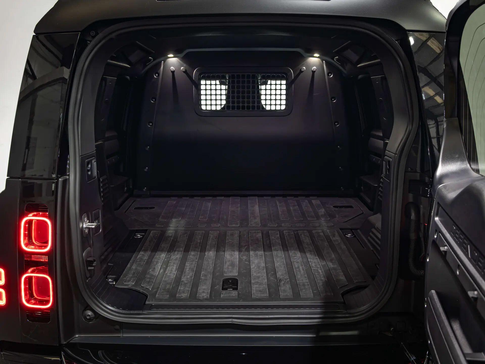 Land Rover Defender 110 view 28