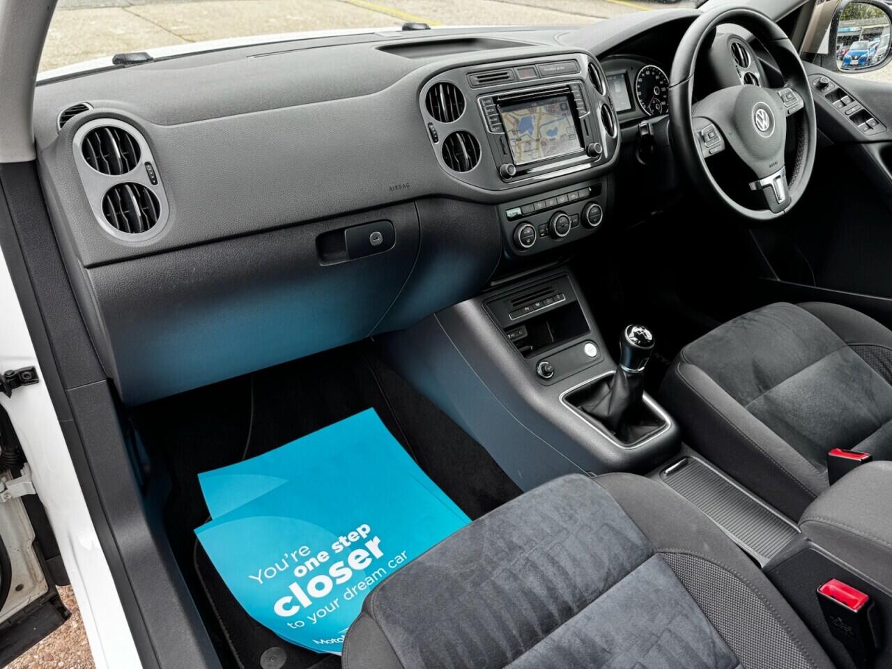 Volkswagen Tiguan view 3