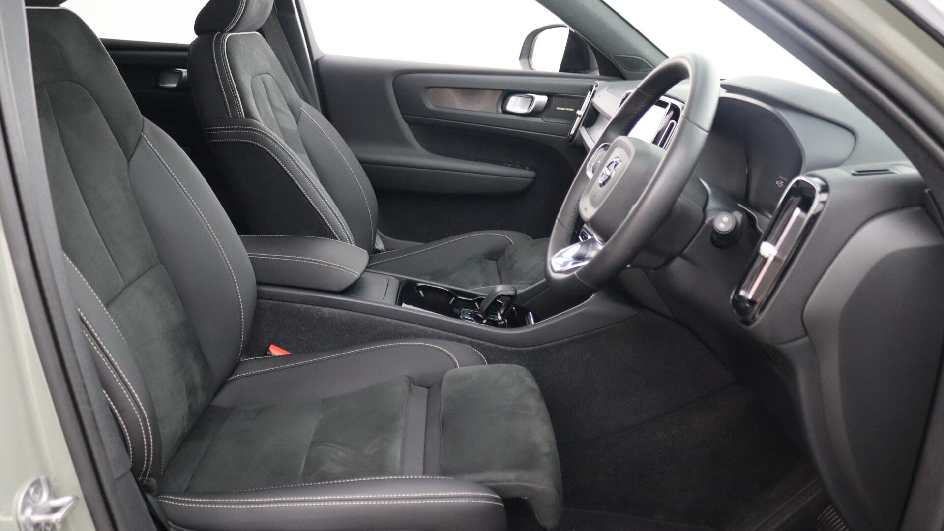 Volvo XC40 view 34