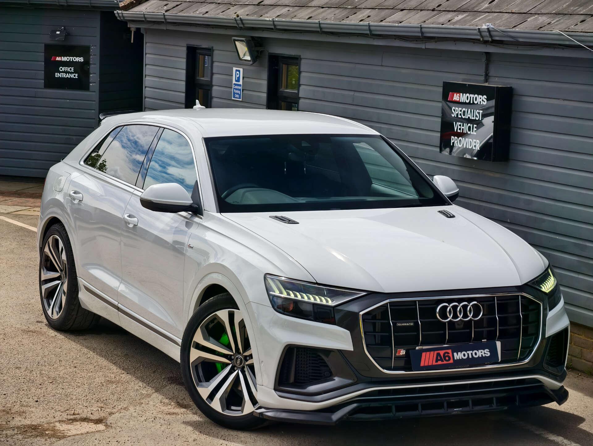 Audi Q8 view 9