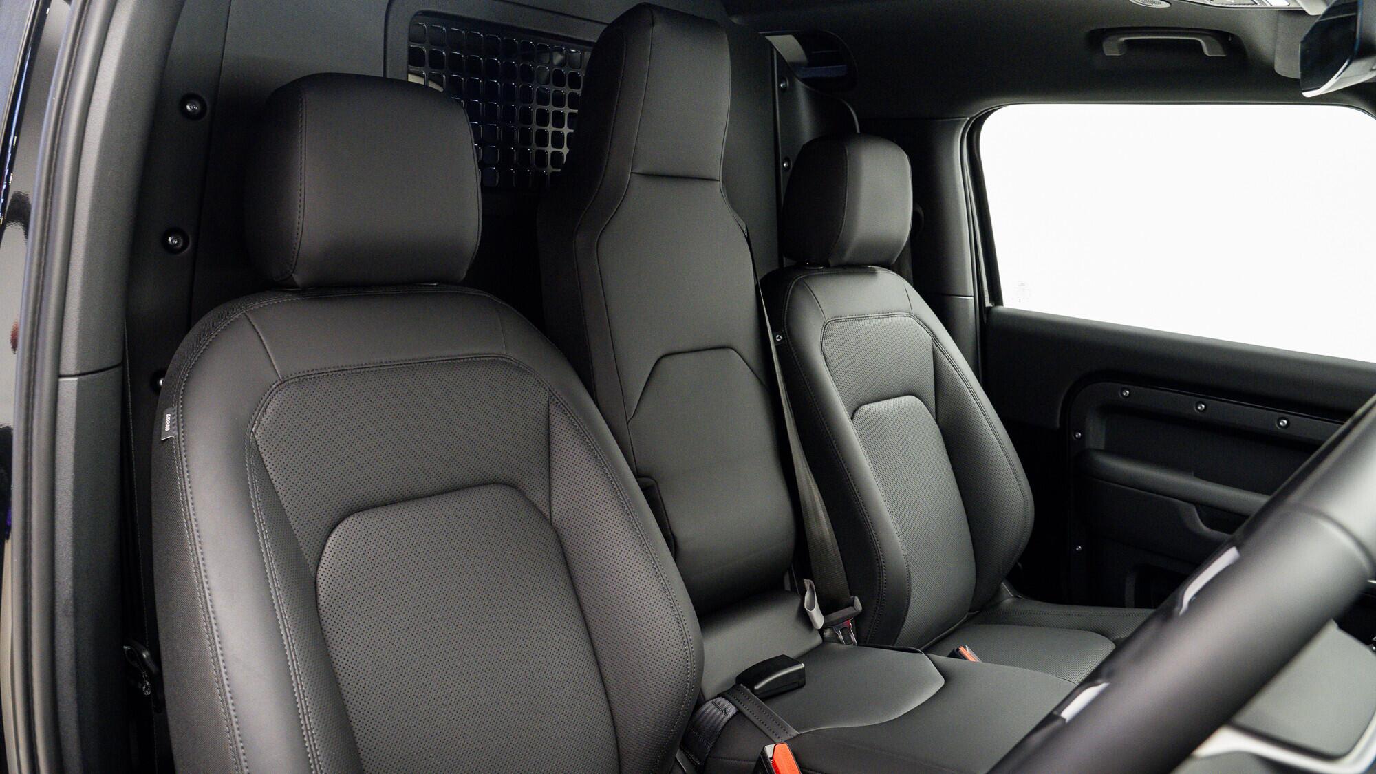 Land Rover Defender 90 view 6