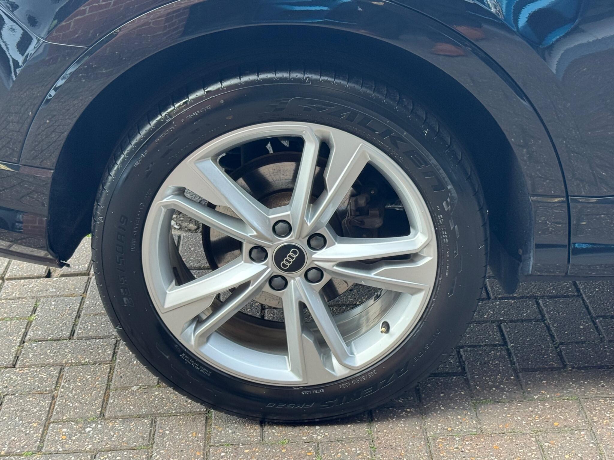 Audi Q3 view 33