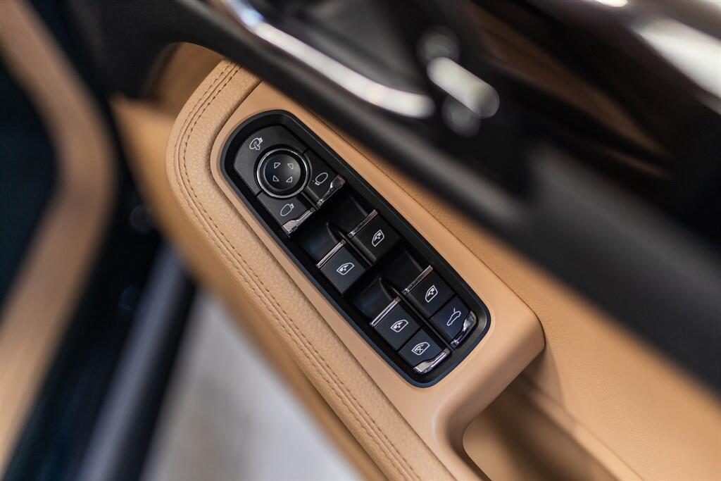 Porsche Macan view 22