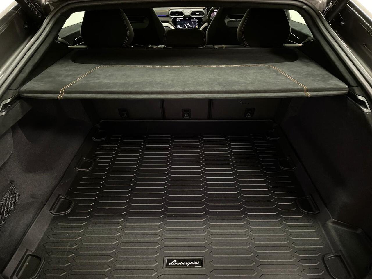 Lamborghini Urus view 33