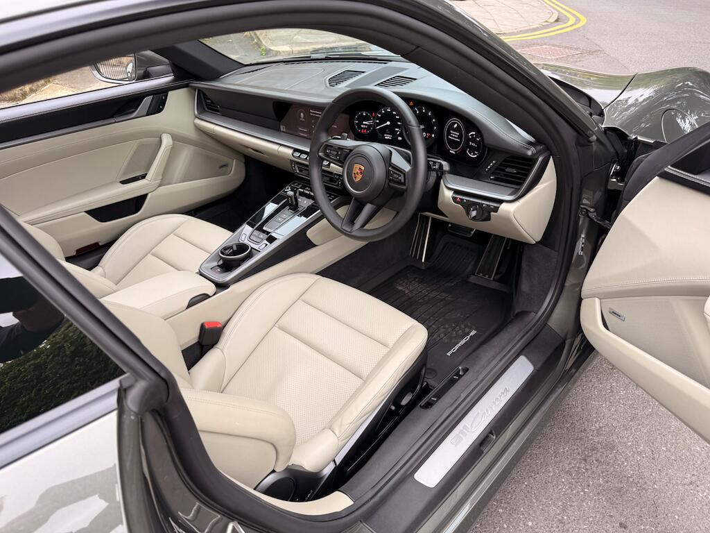 Porsche 911 view 36