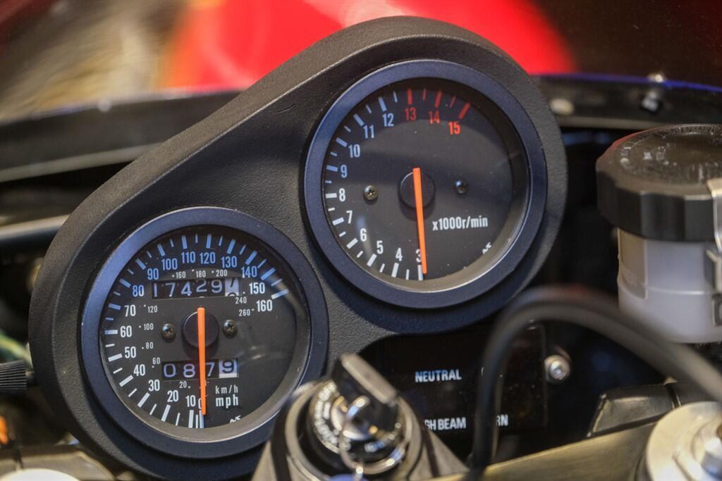 Suzuki GSX-R750 view 17