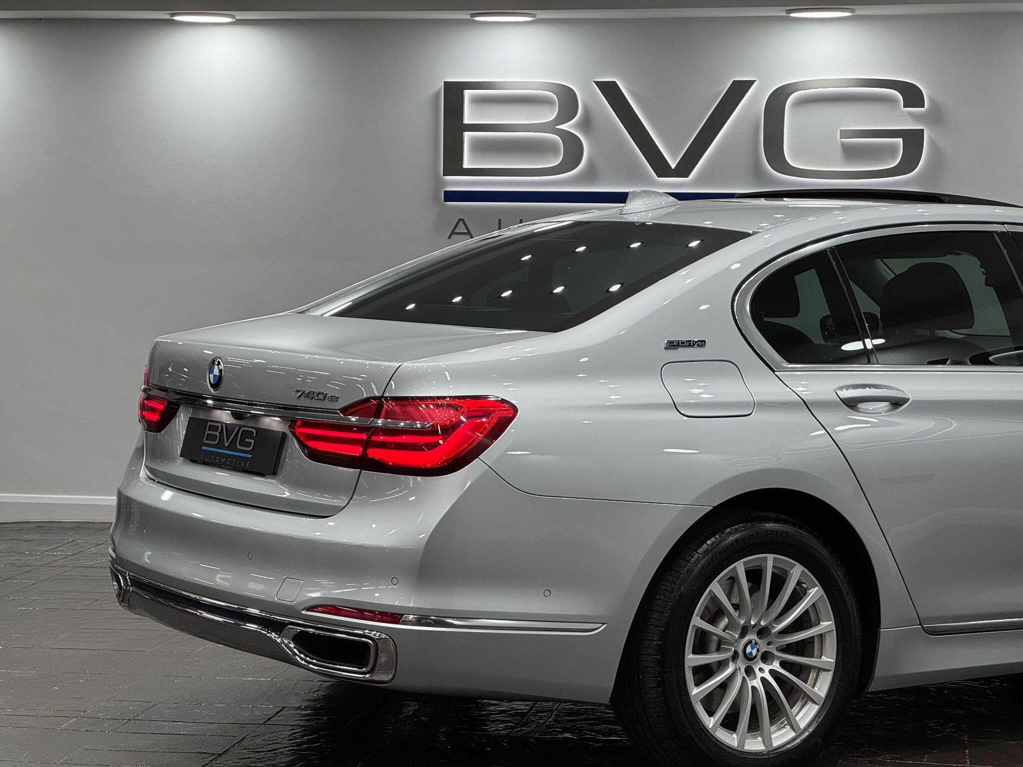 BMW 7 Series view 19