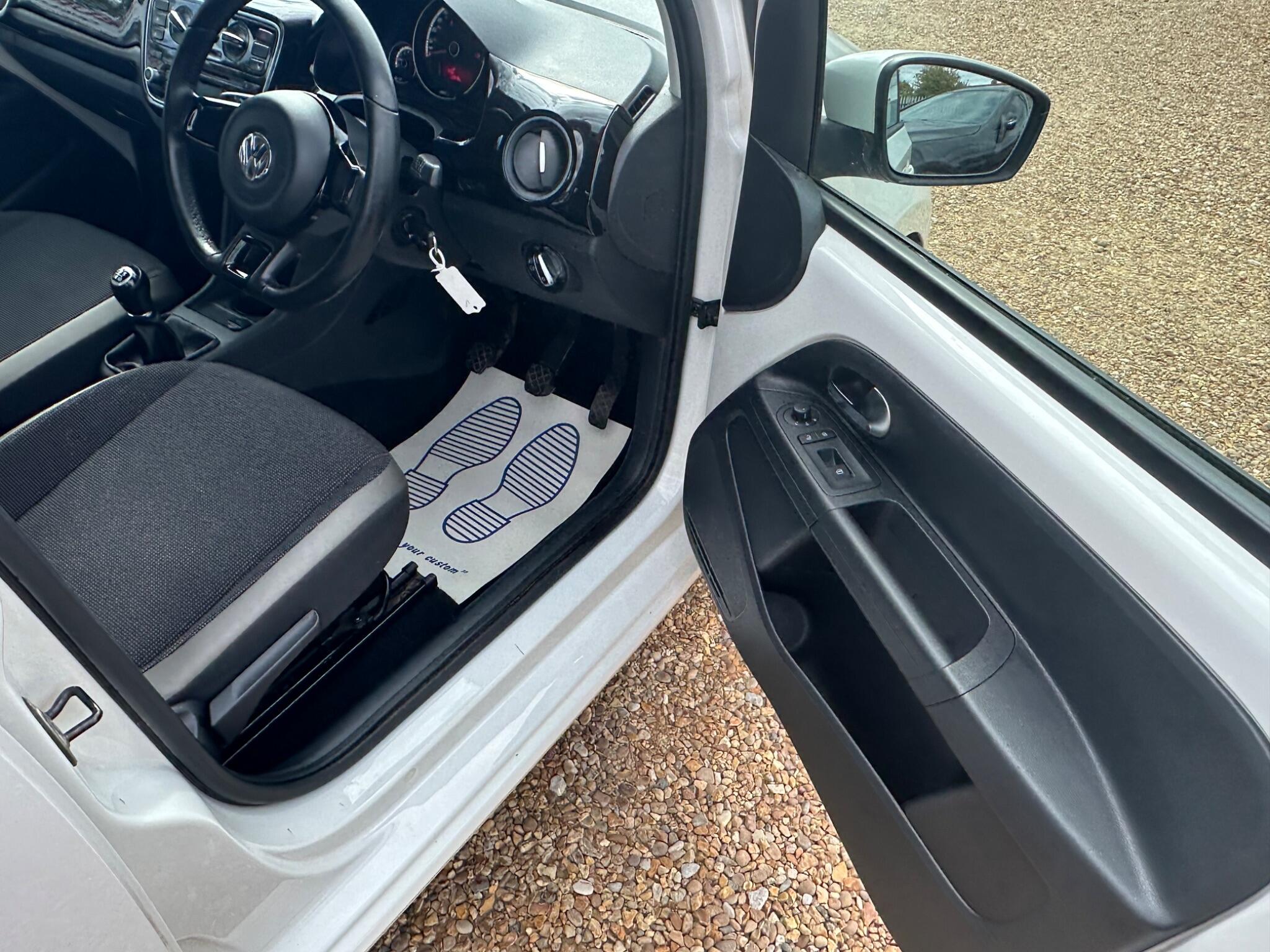 Volkswagen up! view 37