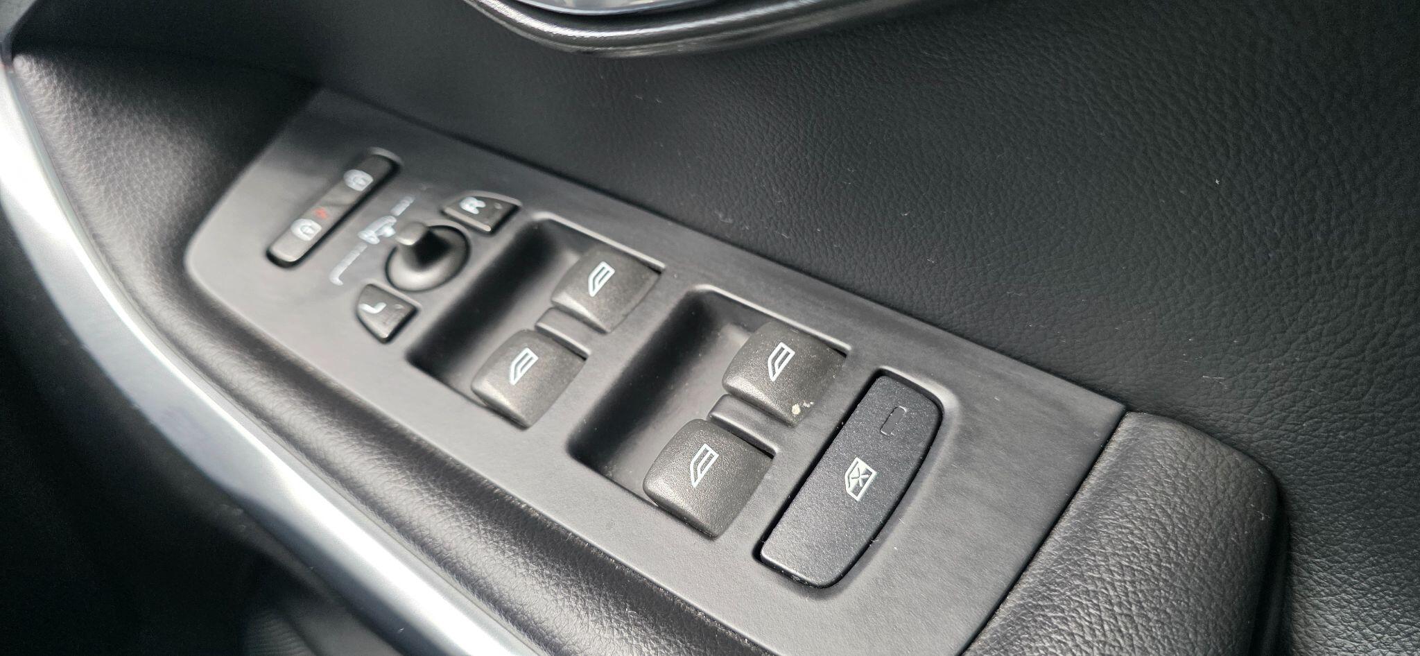 Volvo V40 Cross Country view 36