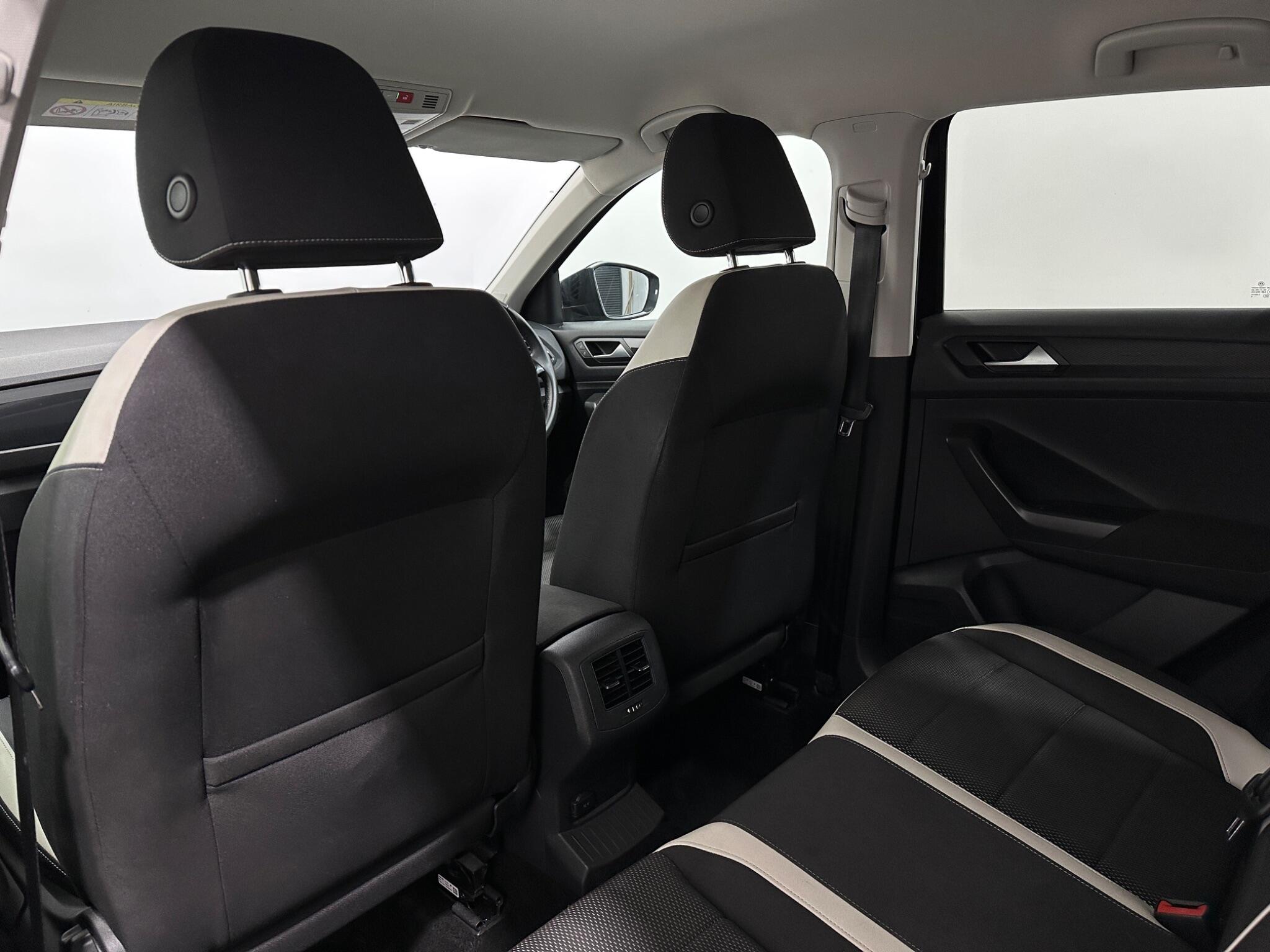 Volkswagen T-Roc view 37