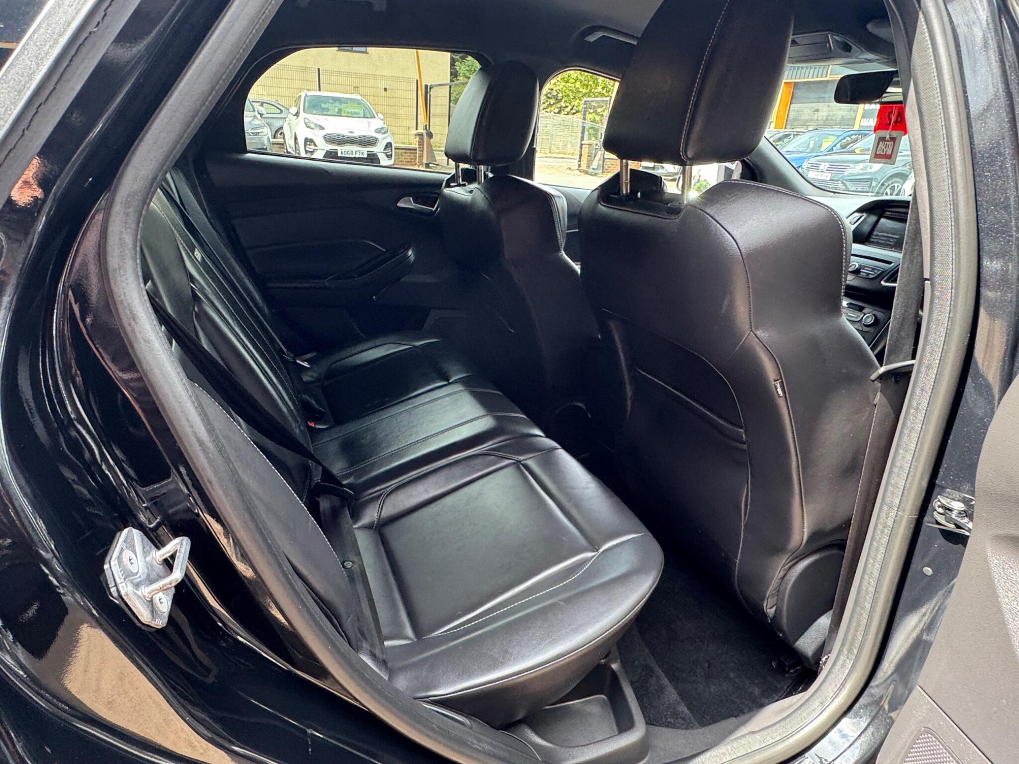 Ford Focus view 11