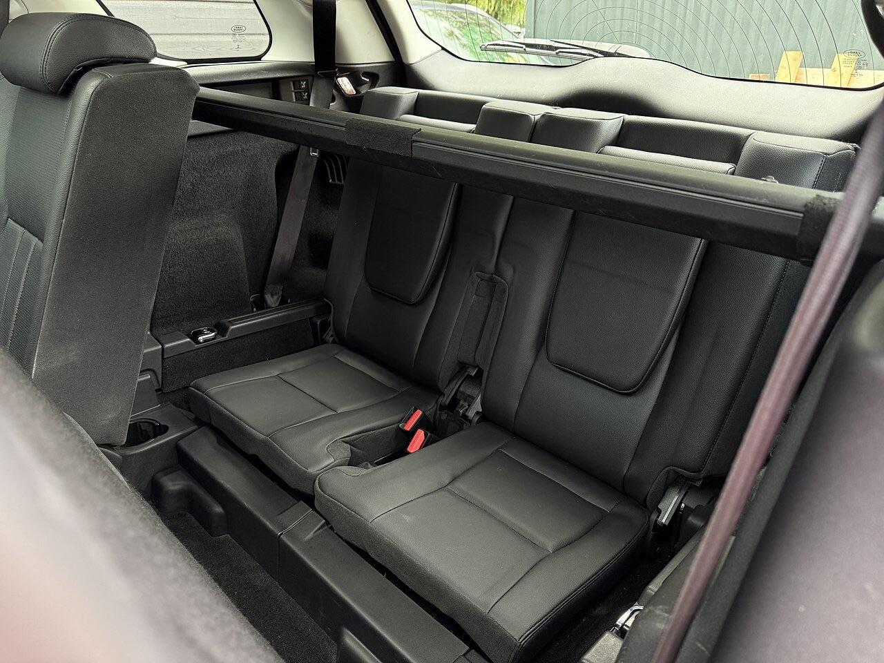 Land Rover Discovery Sport view 4