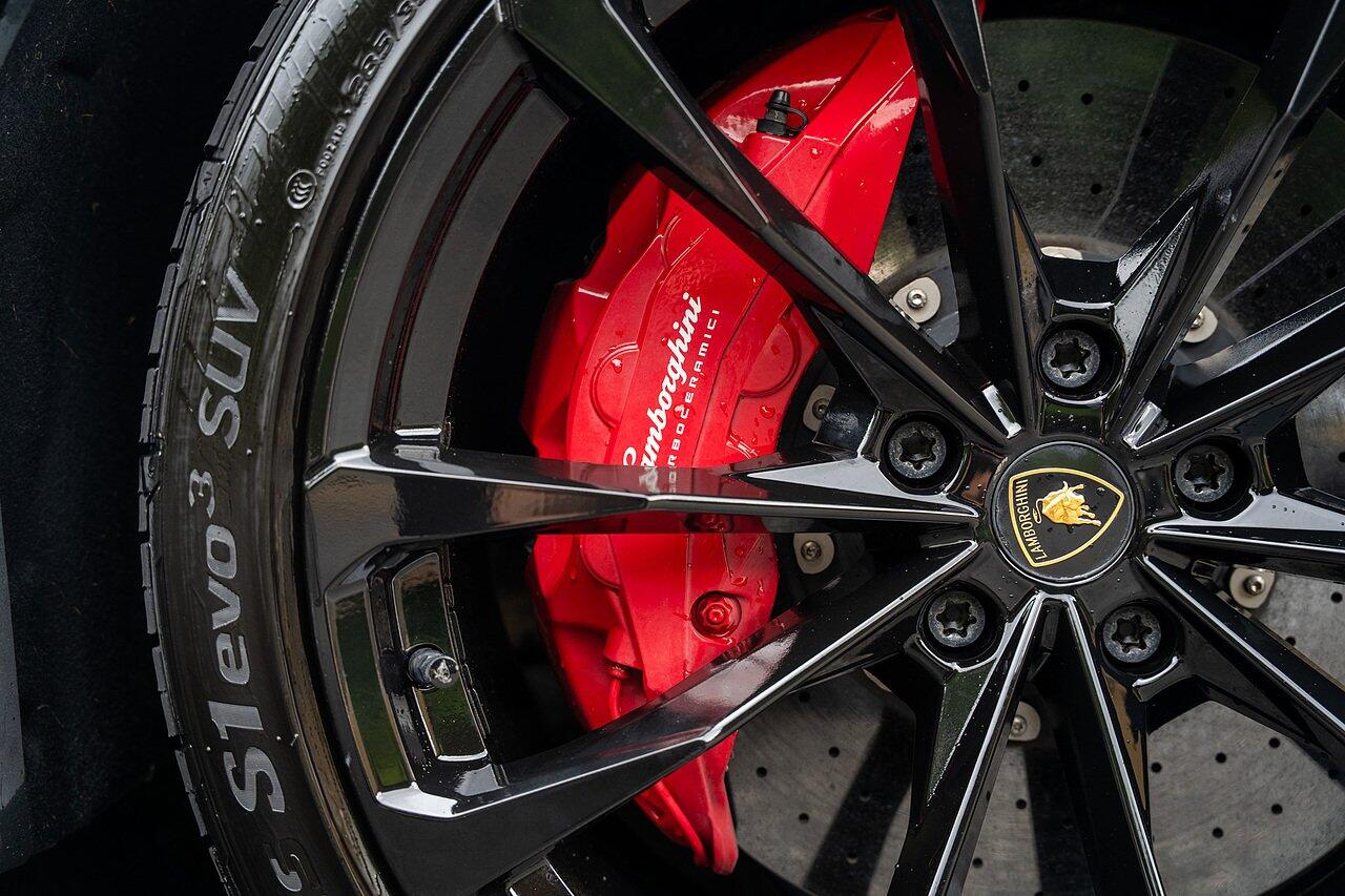 Lamborghini Urus view 5