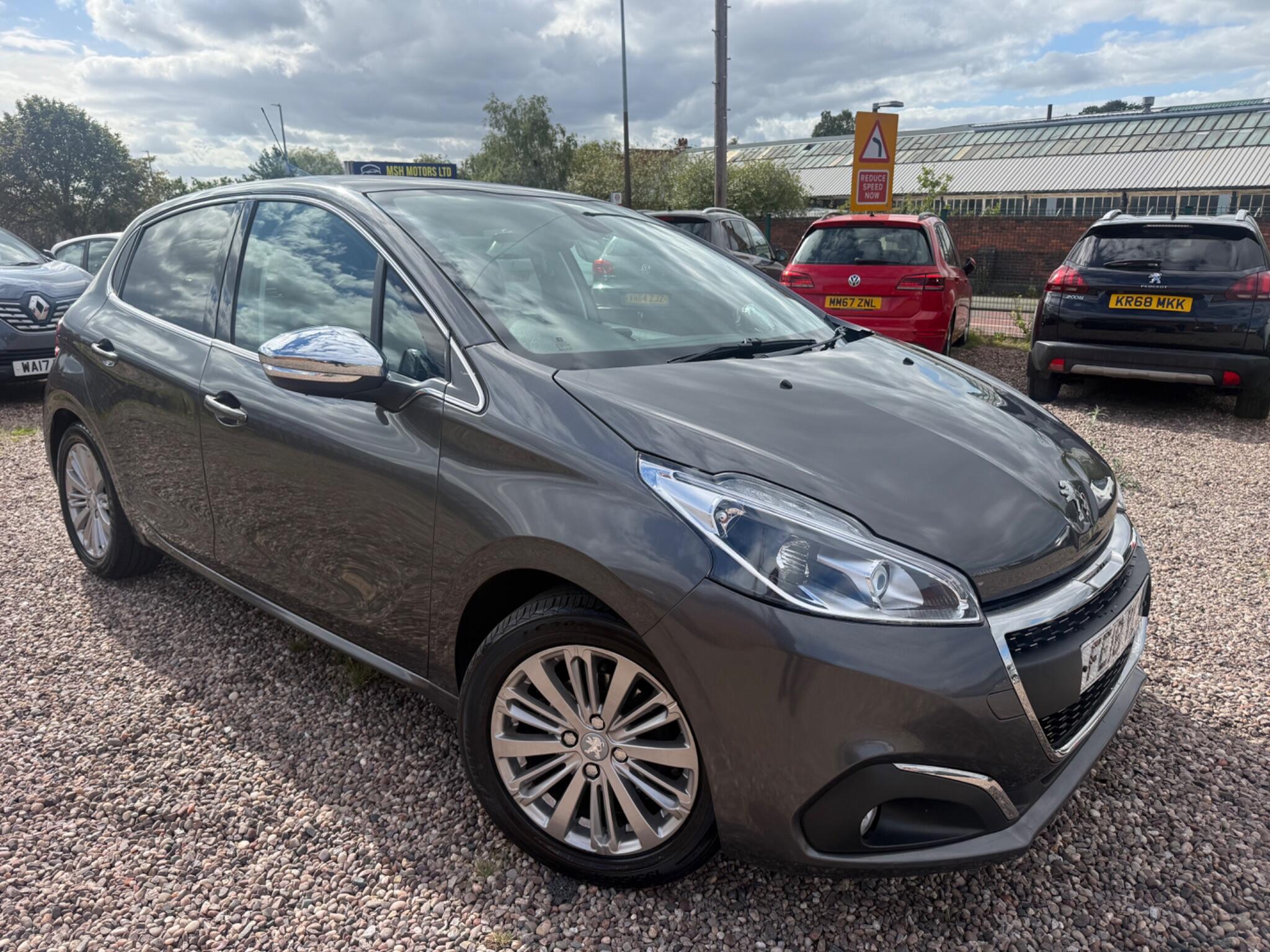 Peugeot 208 view 6
