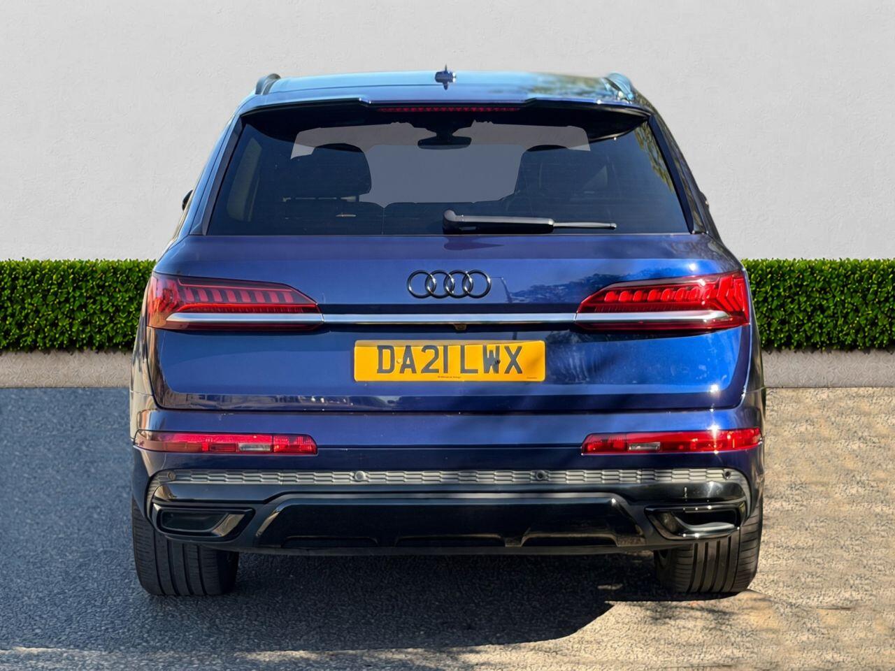 Audi Q7 view 6