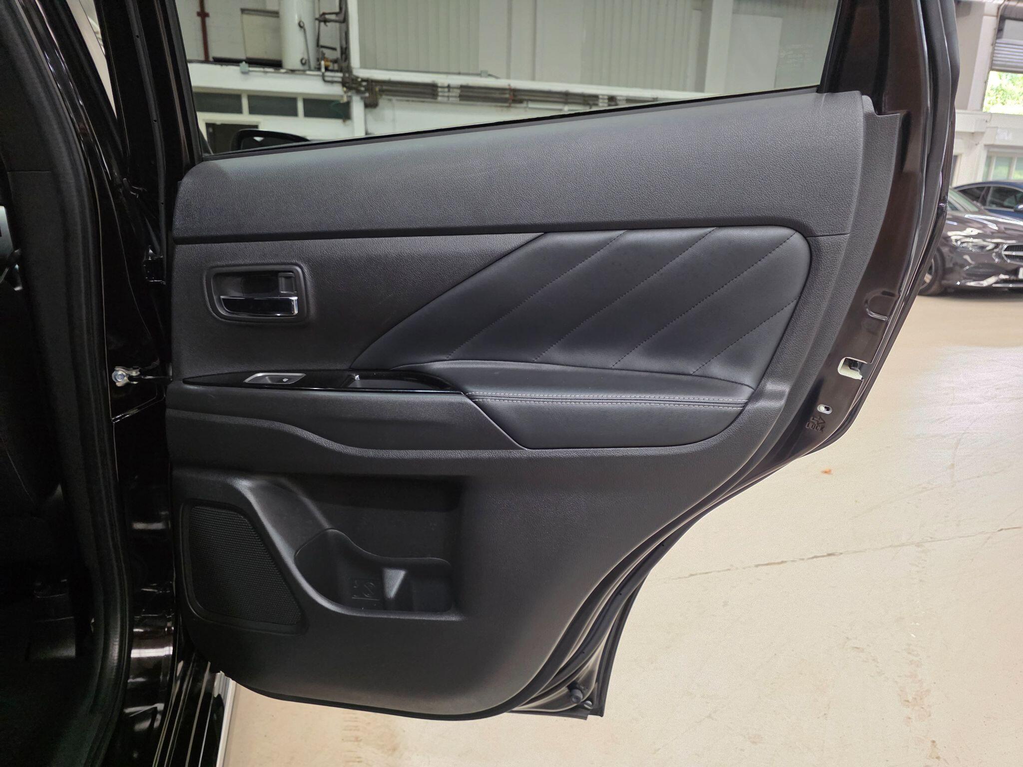 Mitsubishi Outlander view 21