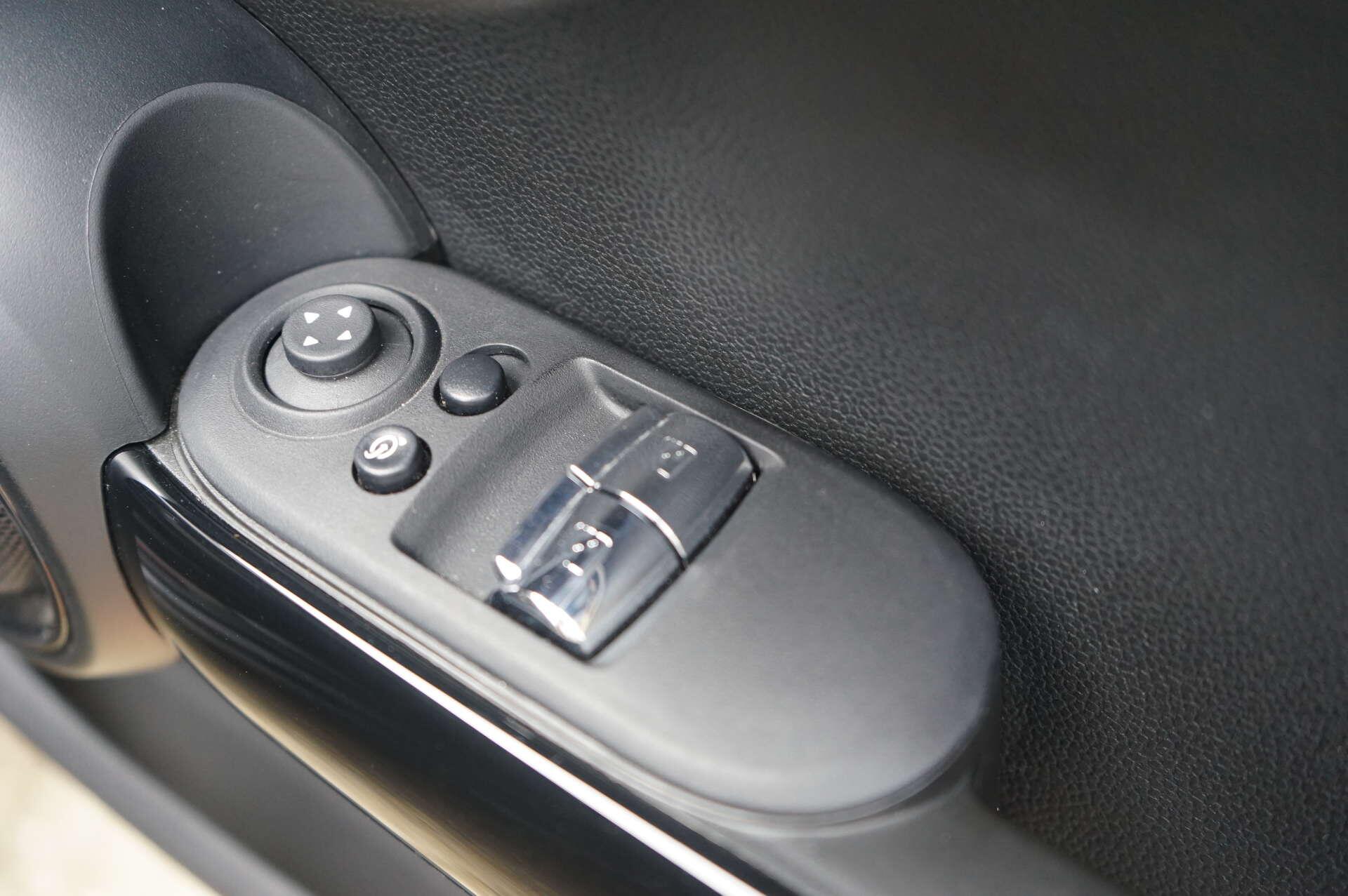 Mini Hatch view 39