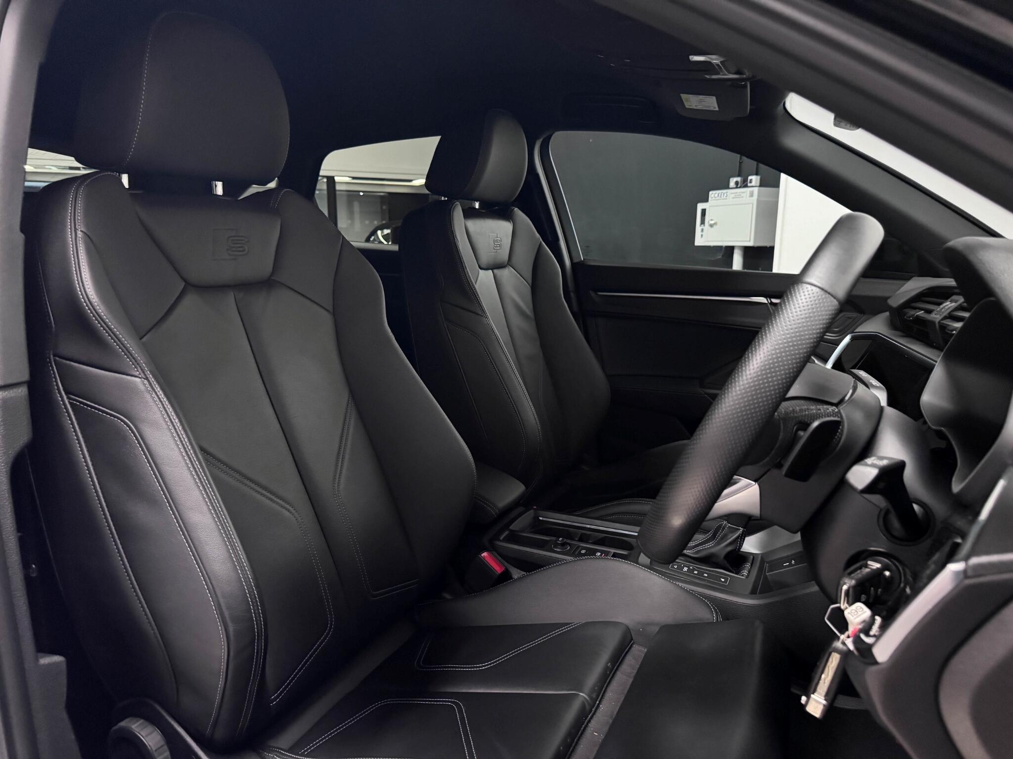 Audi Q3 view 24